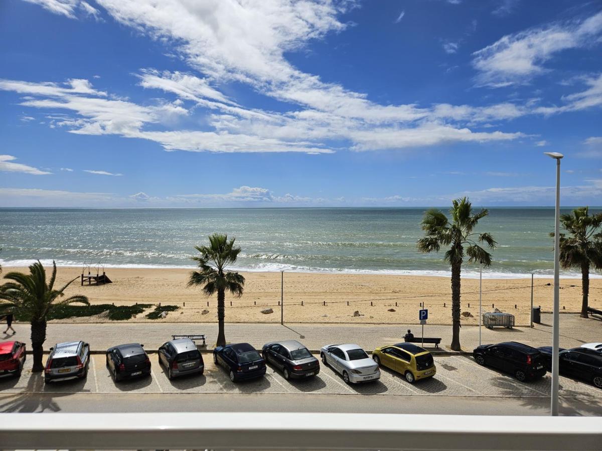 Apartamento moderno na praia com varanda grande - Chambres d’hôtes Quarteira