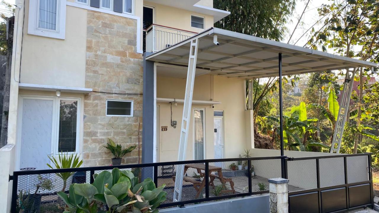 Villa Varsa Batu - B&B Malang