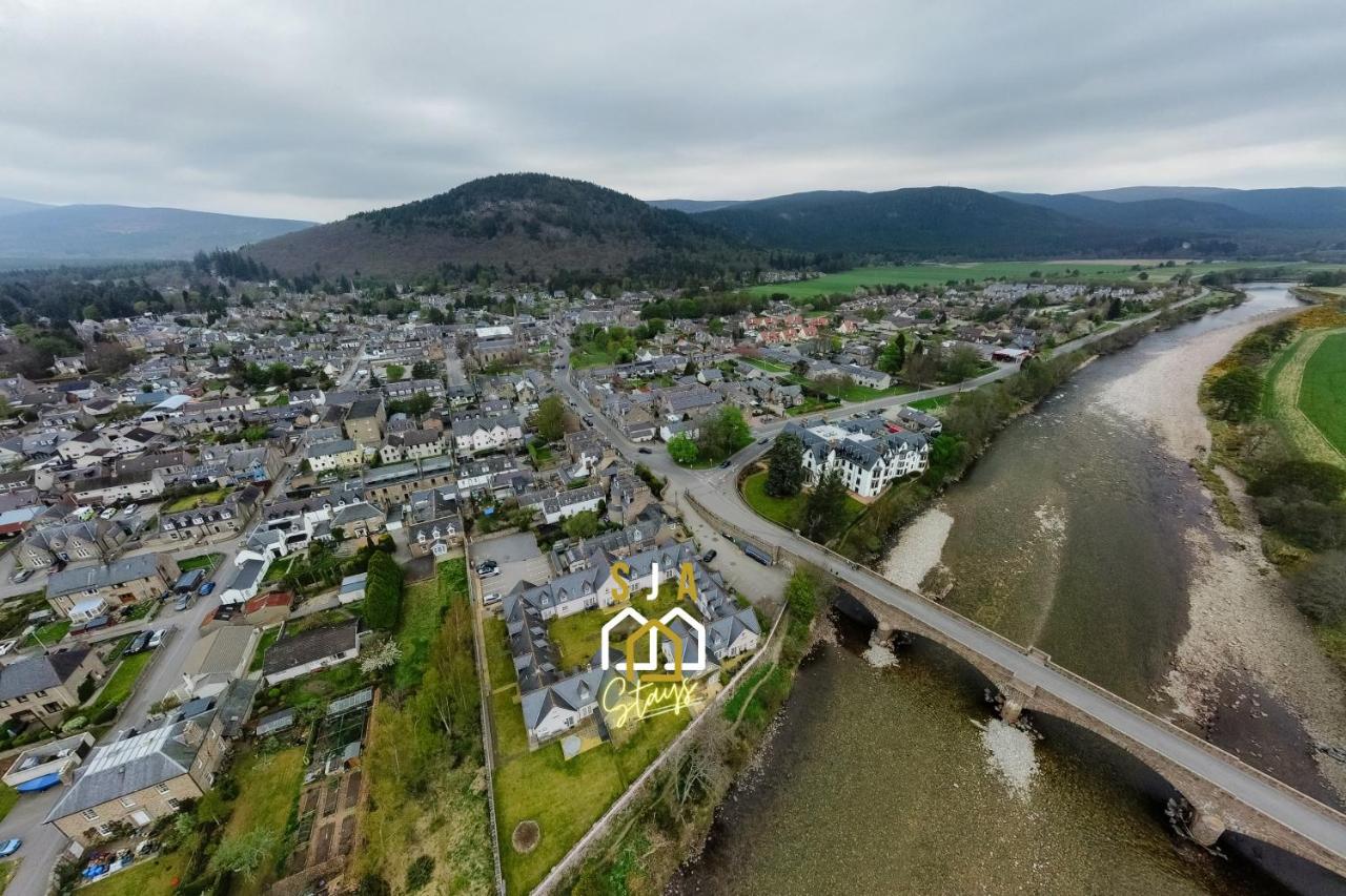 Ballater Retreat - SJA Stays - Modern 1 Bed Apartment - Bed and Breakfast