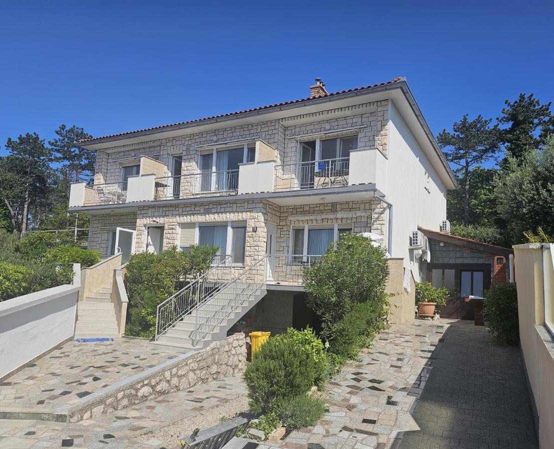 Seafront apartment with balcony-50 m from the sea - B&B Šilo