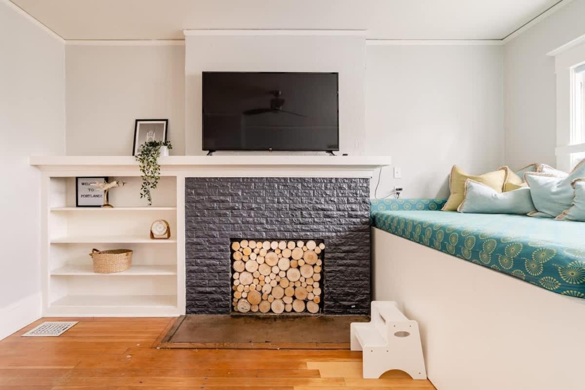 Stay Portland - PDX Art Deco Lounge - Local Eateries, Bars & Shops - Bed and Breakfast