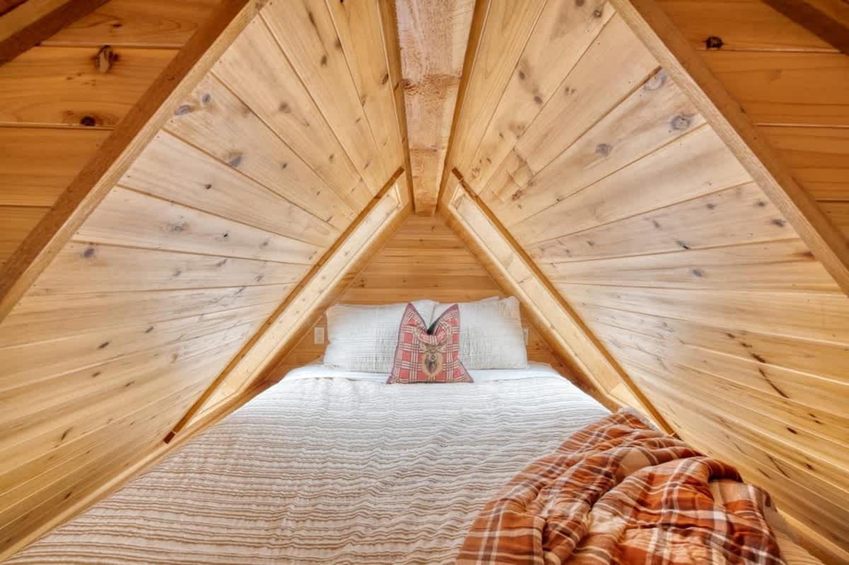 Stay Portland - Tiny Log Cabin - Walk to Local Shops & Eateries - B&B