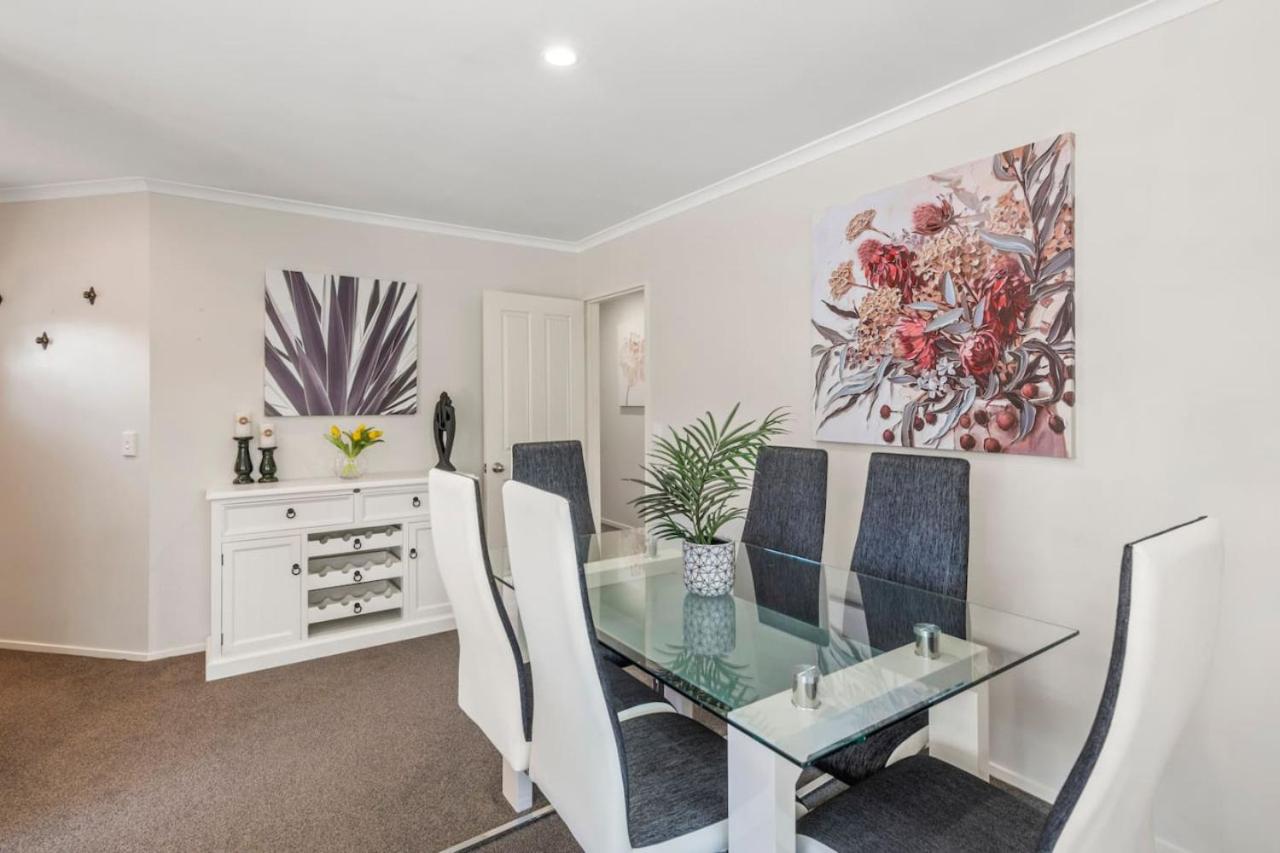 Logan House, Stylish Getaway With BBQ and Yard - B&B