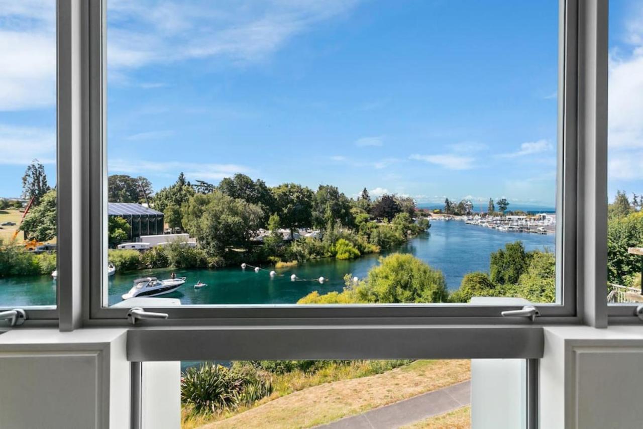 Luxury Riverfront Apartment With Views and Pool Access - Ferienwohnung Taupo
