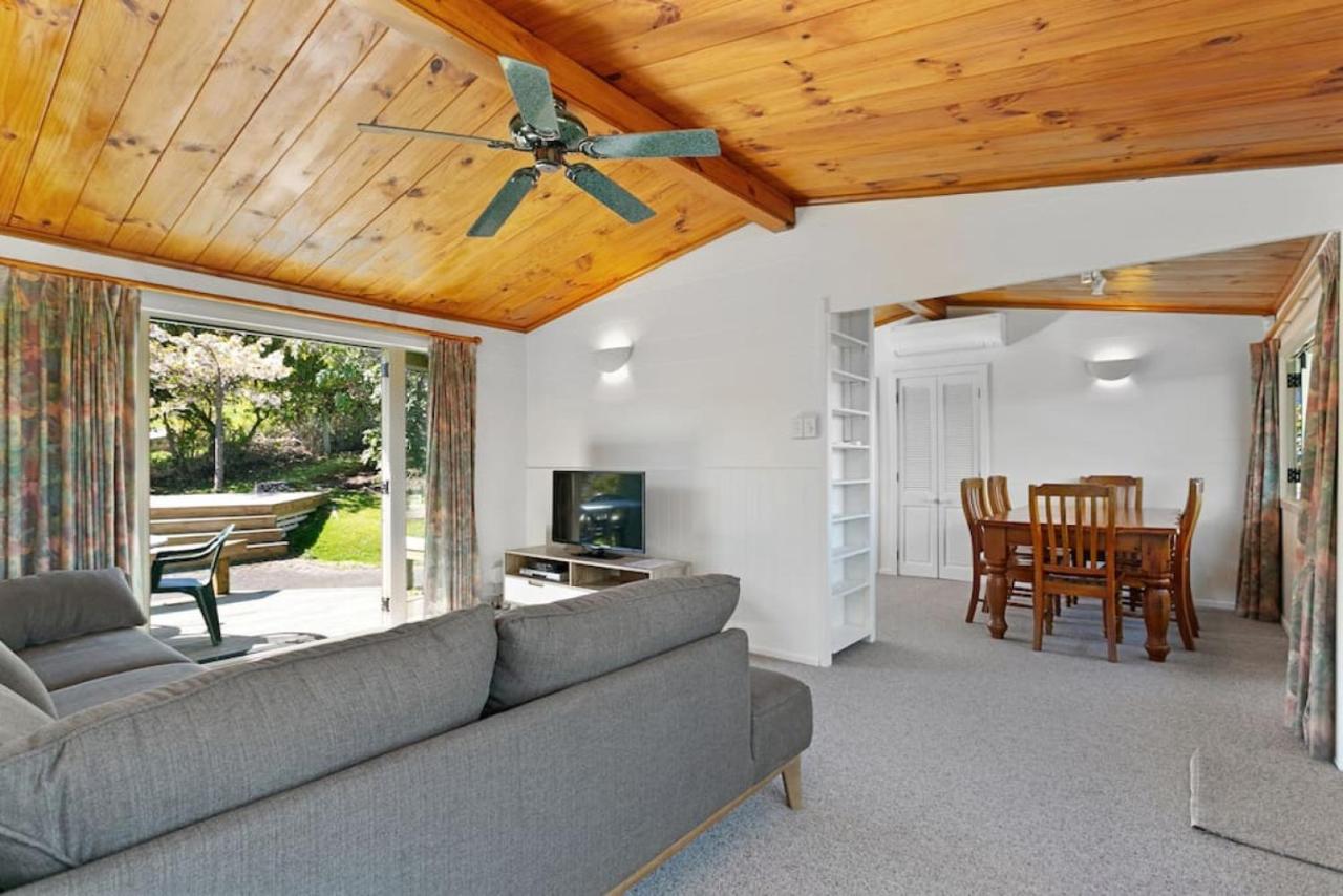 Bellbird Cottage With Lake and Mountain Views - B&B