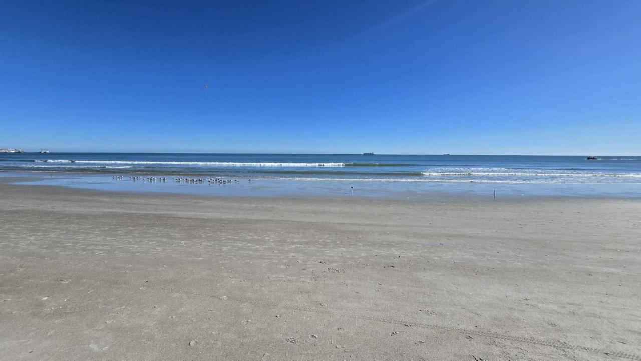 Royal Mansions Beach Front Vacation - Bed and Breakfast Cape Canaveral