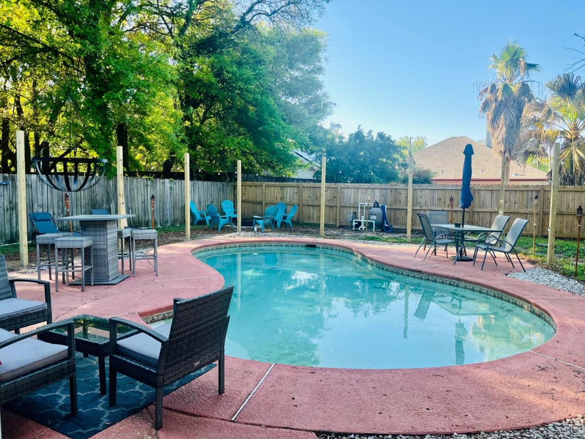 Enticing 3-Bedroom Home with Pool - B&B