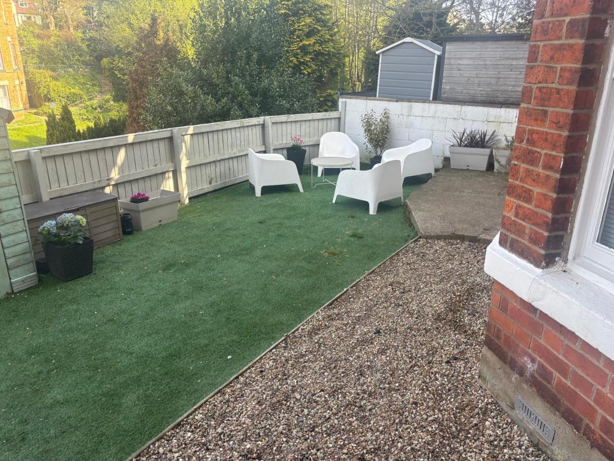 South Bay Garden Apartment - B&B Scarborough