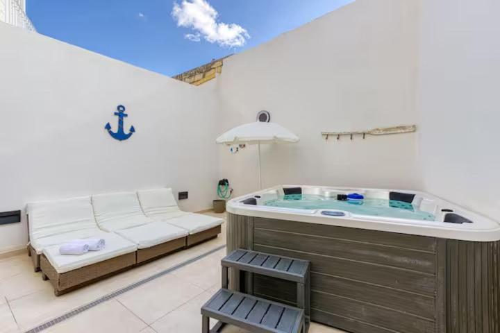 Family Home with Jacuzzi, 3BR Countryside in Dingli - B&B