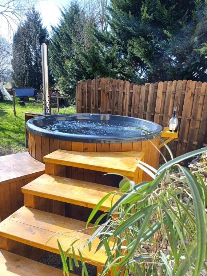 LE GRAND CASTILLON - Gîte pêche avec 2 étangs privés, foret et jacuzzi - B&B