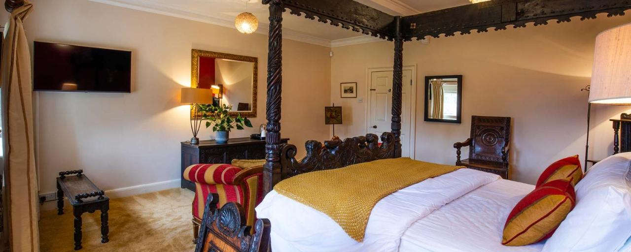 Habitación con cama extragrande y vistas al jardín