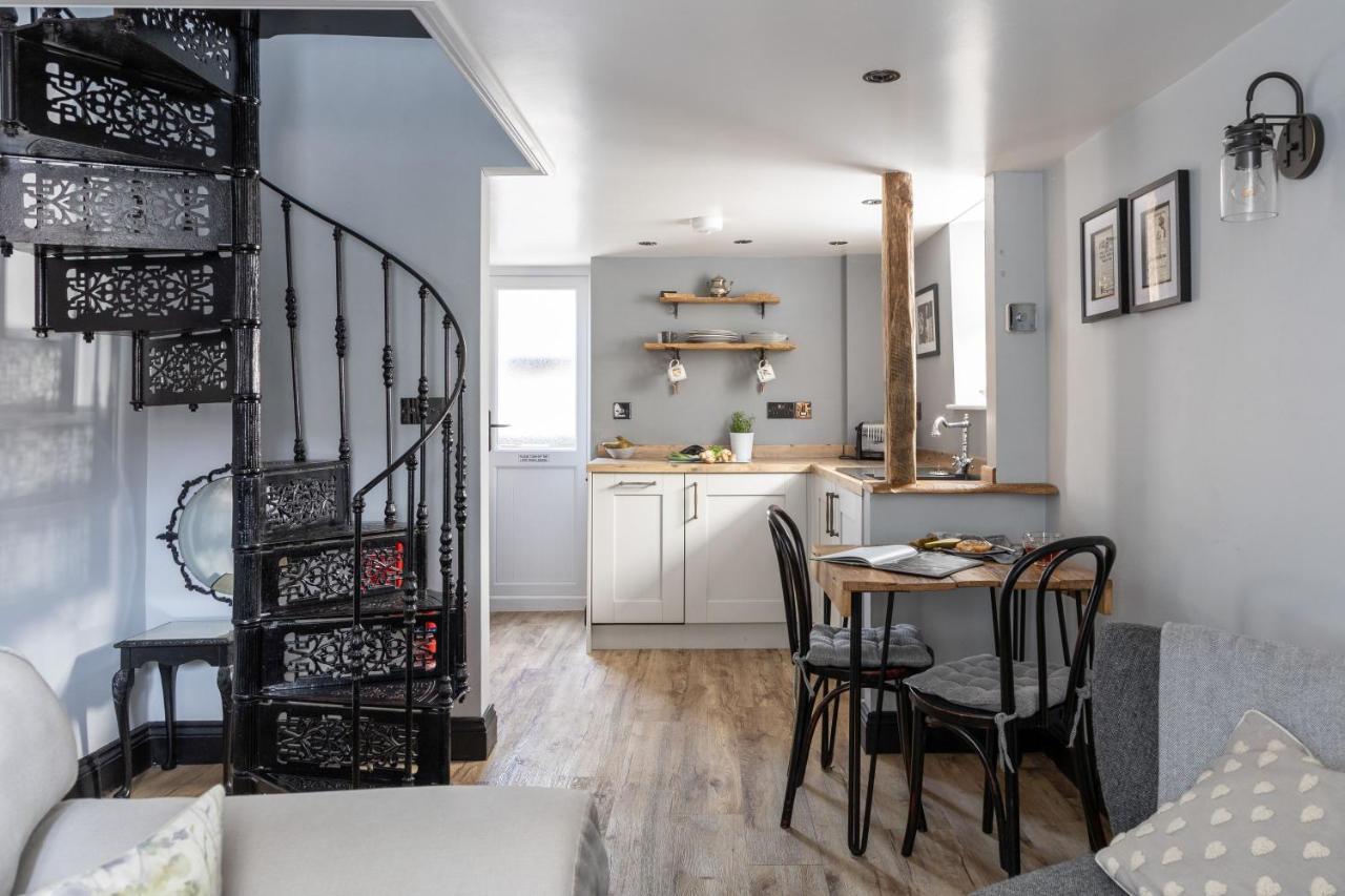 Apothecary Cottage, Wedmore - B&B