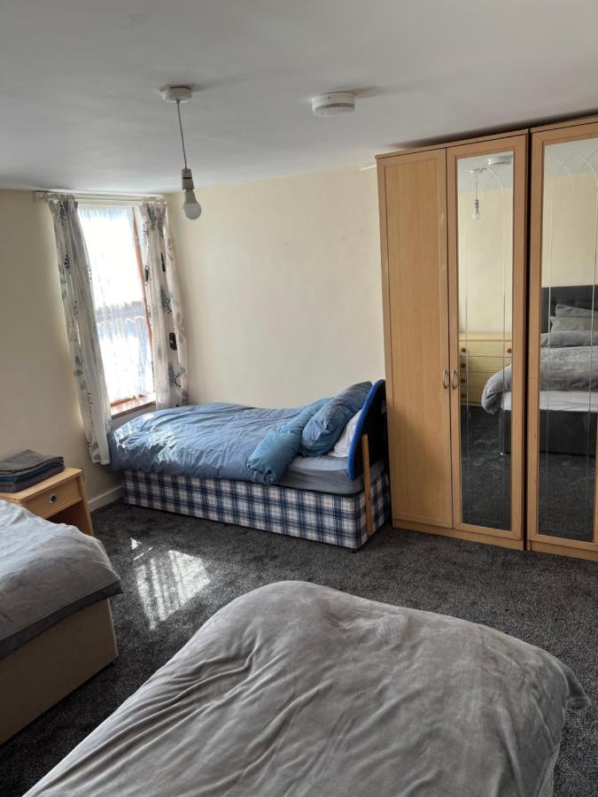 Spacious 6 bedroom house - B&B Birmingham