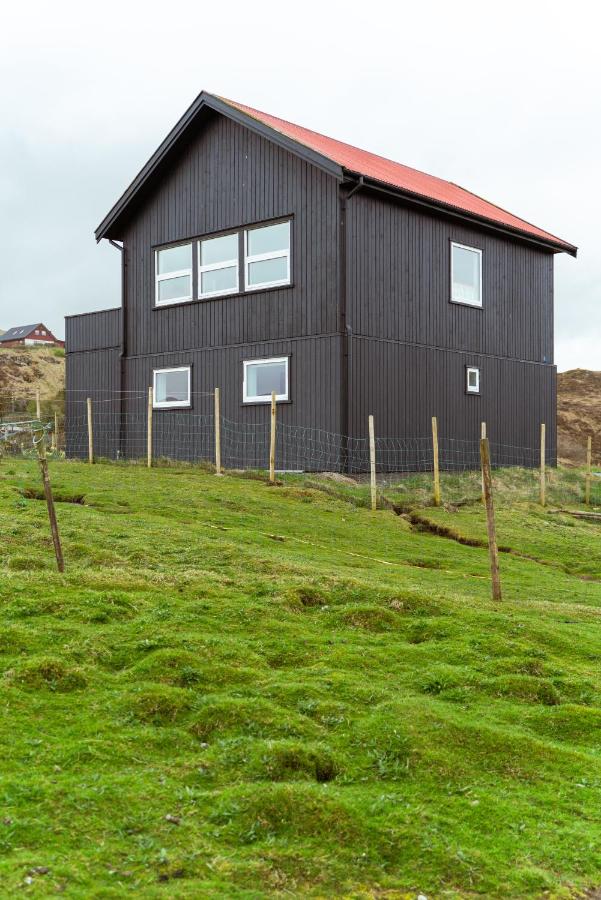 4 BR Home in Tórshavn with Balcony and Parking - Bed and Breakfast Hoyvík