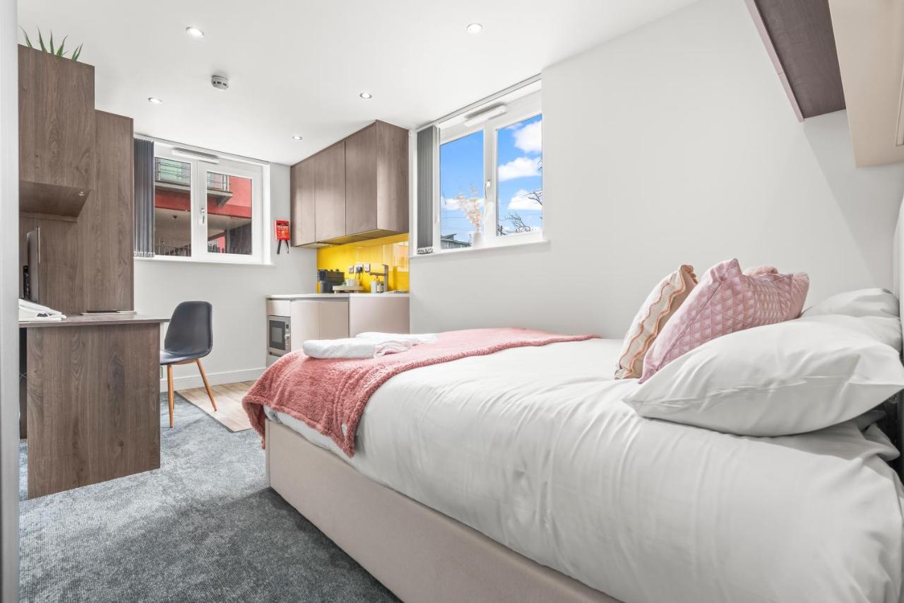 Contemporary Comfort Steps from Ricoh Arena - B&B