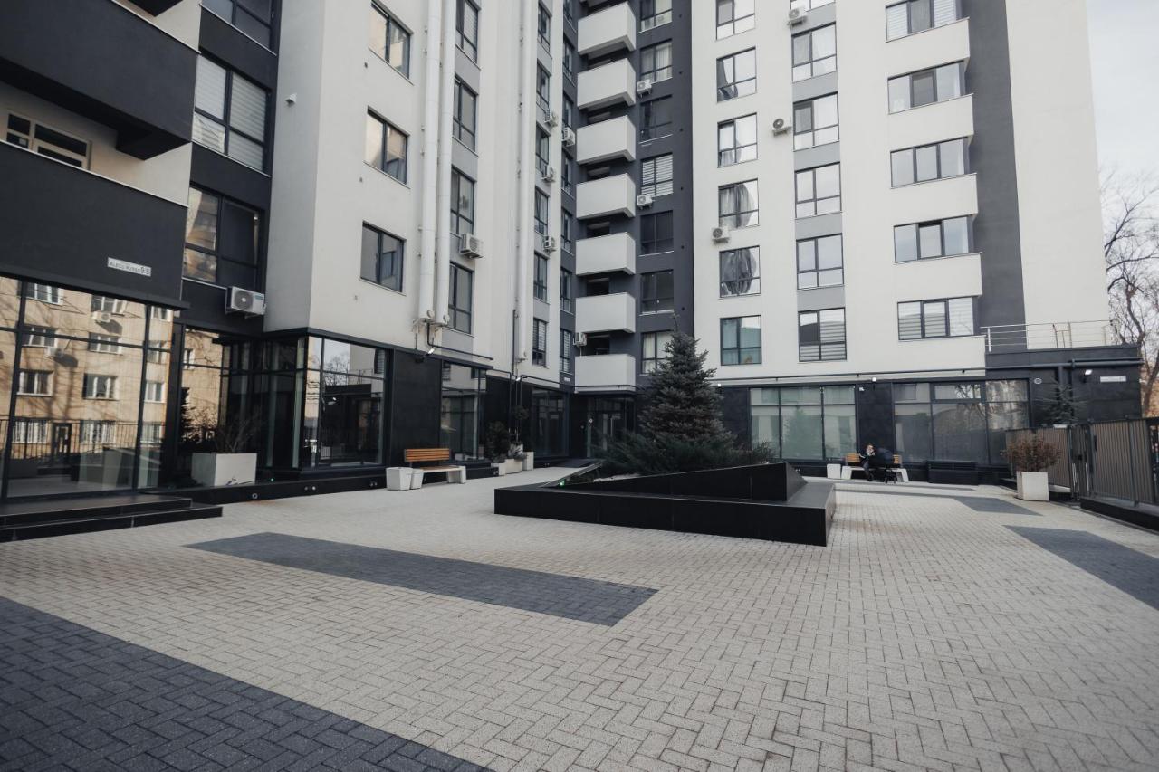 Riscani 1BR Steps to Kaufland and Main Street - B&B