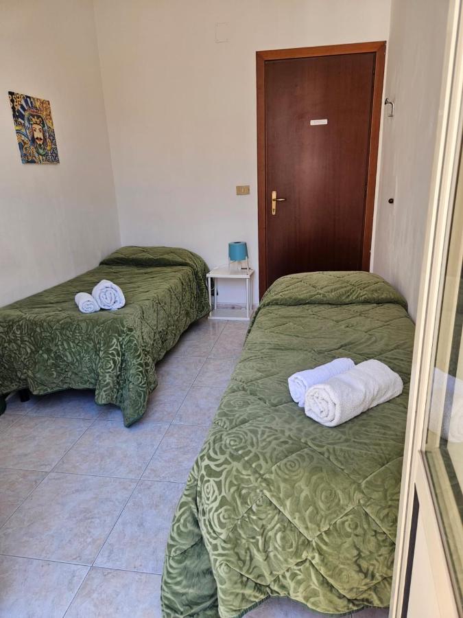 Camera Doppia con Letti Singoli e Bagno in Comune