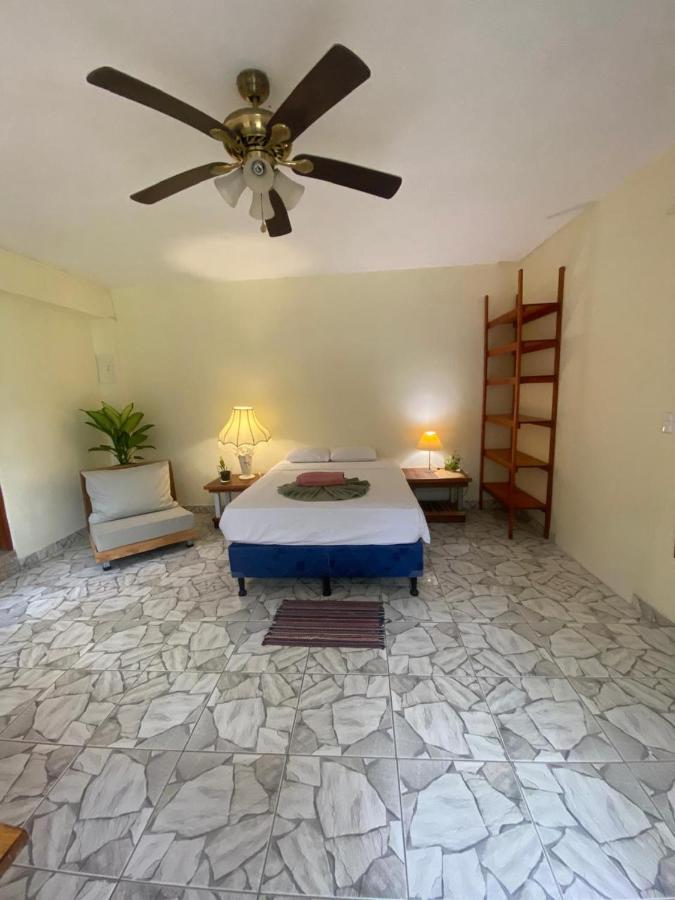 Habitación Triple con vistas al jardín