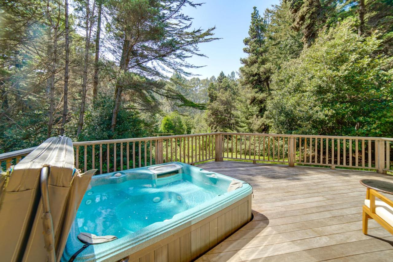 Hot Tub, 1 Mi to Beach 12-Acre Fort Bragg Cabin! - B&B Fort Bragg
