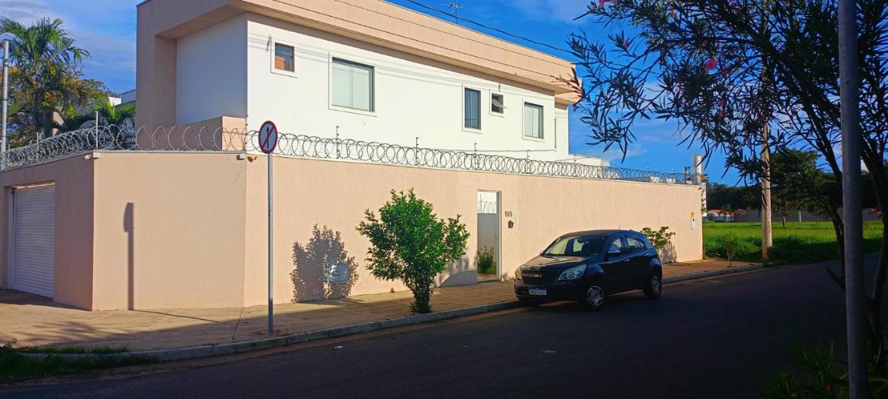 Lar de charme e tranquilidade em montes Claros - Bed and Breakfast Montes Claros
