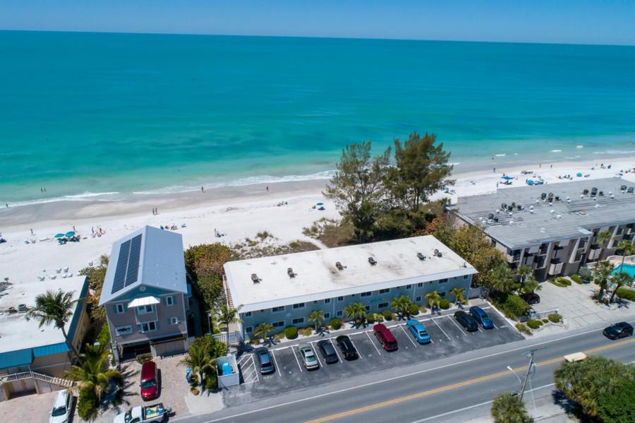 Beach Front Villa - Right On The Beach! - Bed and Breakfast