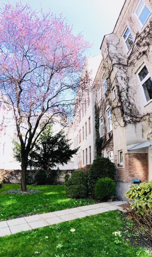 Urban Hideaway Cozy Loft, Green Courtyard and AC - Ferienwohnung Wien