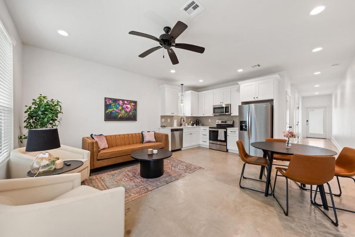 NEW Thibodeaux House Cajun Luxury 65 TV Fast WiFi - Chambres d’hôtes Lafayette