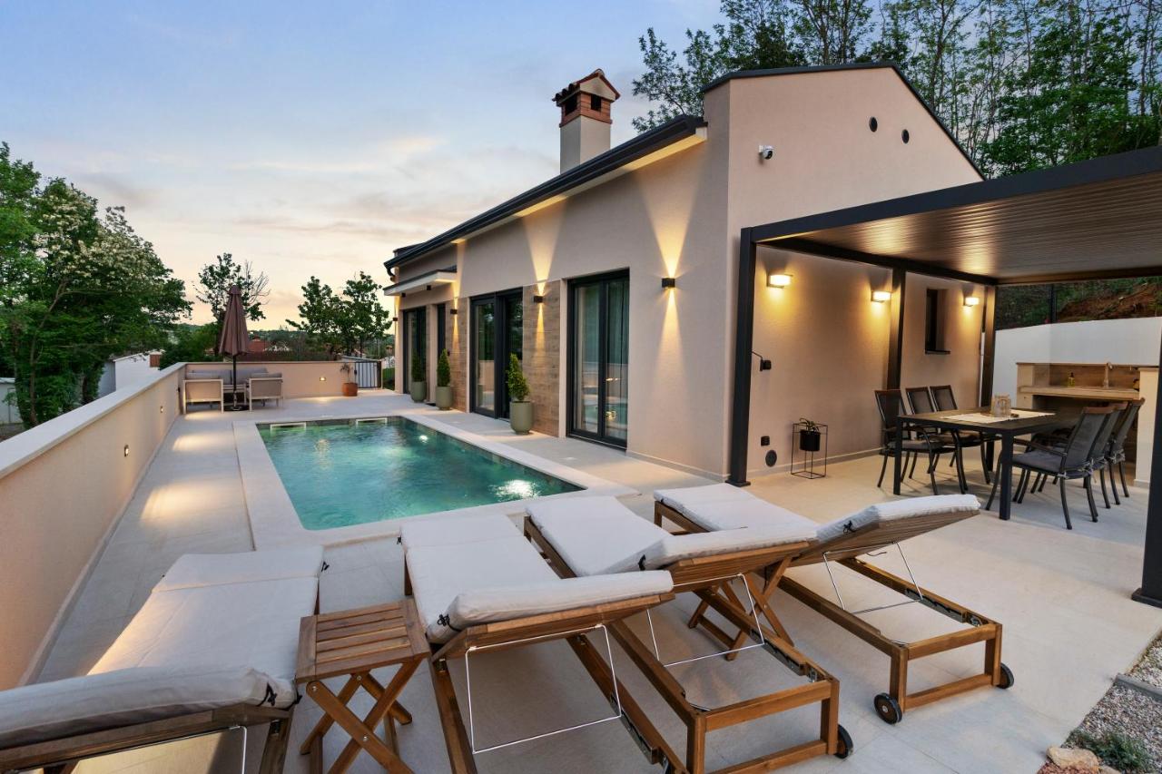 Charming Villa Harmonia with Heated pool and Indoor Jacuzzi surrounded by nature - B&B Pićan