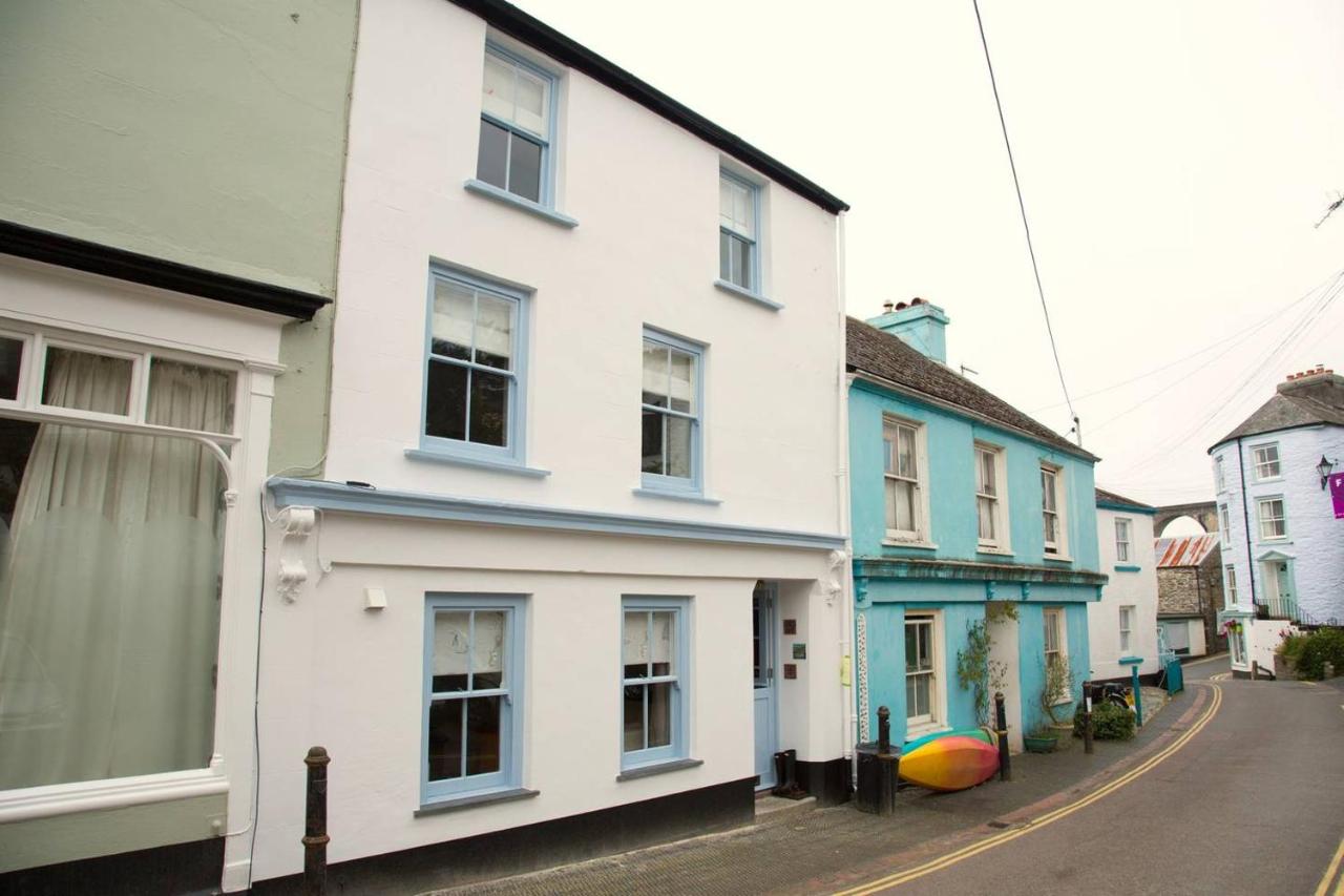 Luxury Spacious Cottage with River Views - B&B