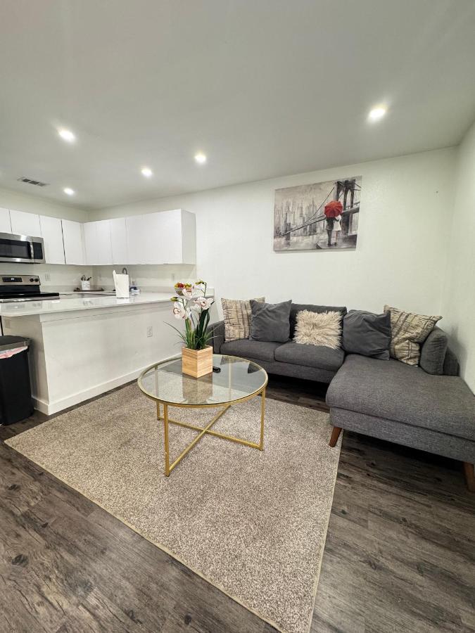 Central Dallas - SLEEK Luxurious 1BED 1BATH PAD - B&B