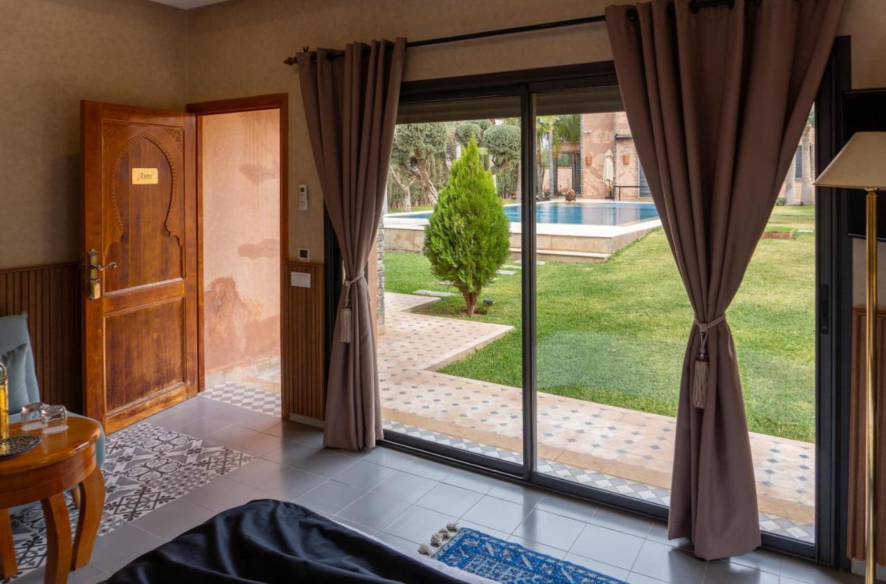 Suite con cama extragrande y vistas a la piscina