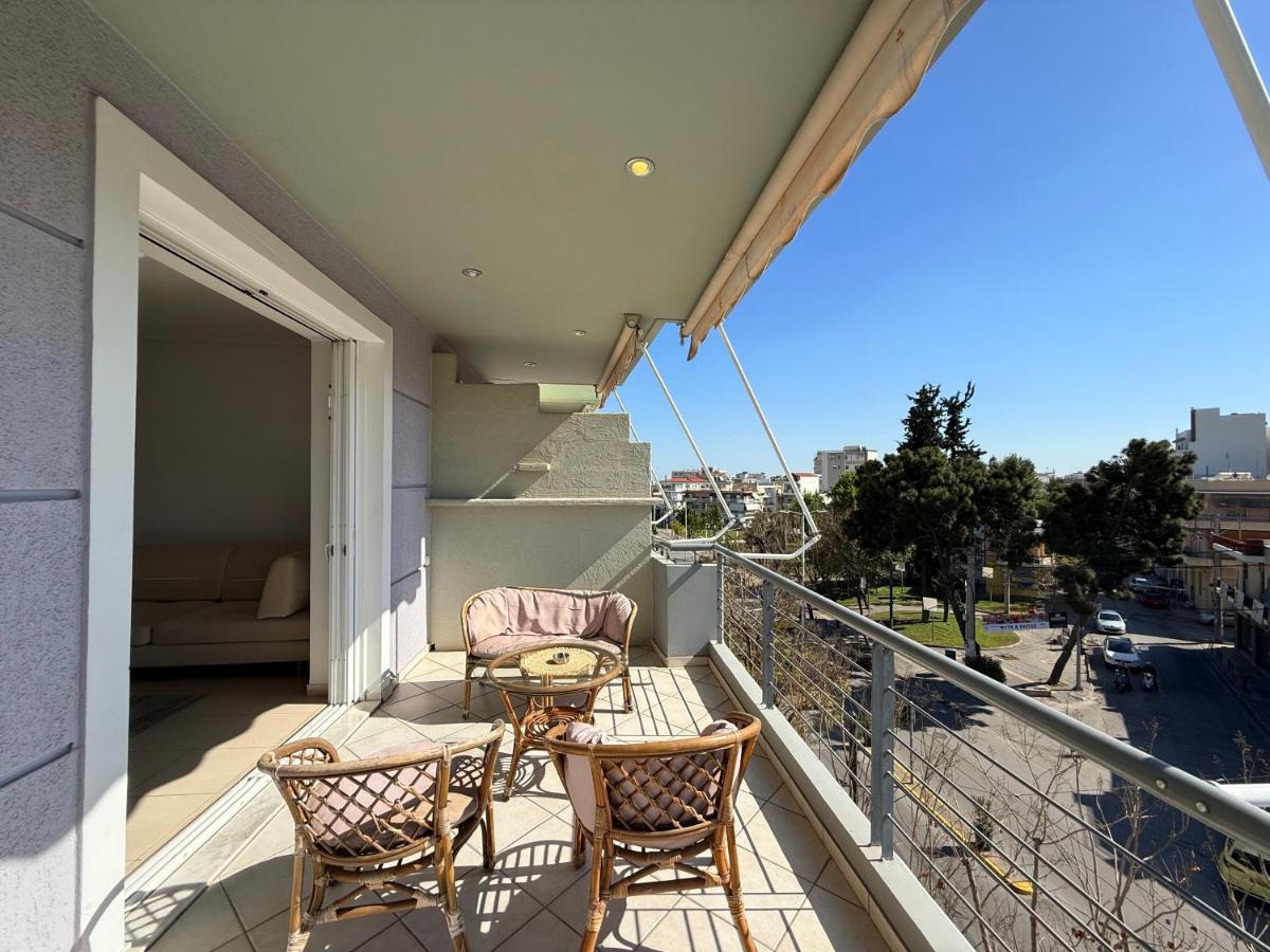 Sunny Home Private Jacuzzi Hydromassage, Fireplace, Acropolis & Lycabettus View, Underground Parking, 300m Metro Peristeri - B&B Athens