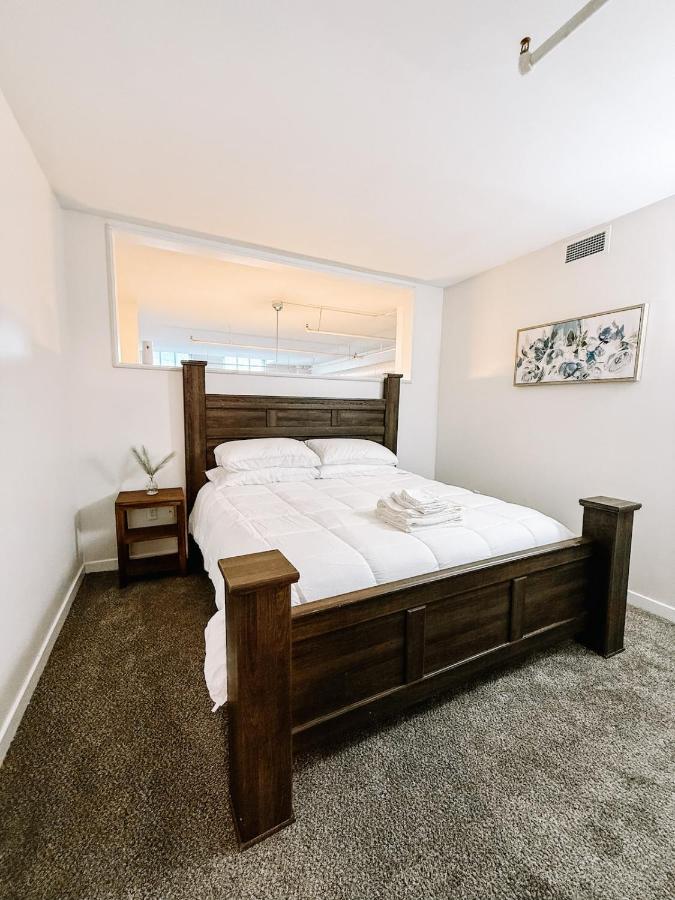Downtown Indy 1BR Skywalk to Convention Center - Bed and Breakfast