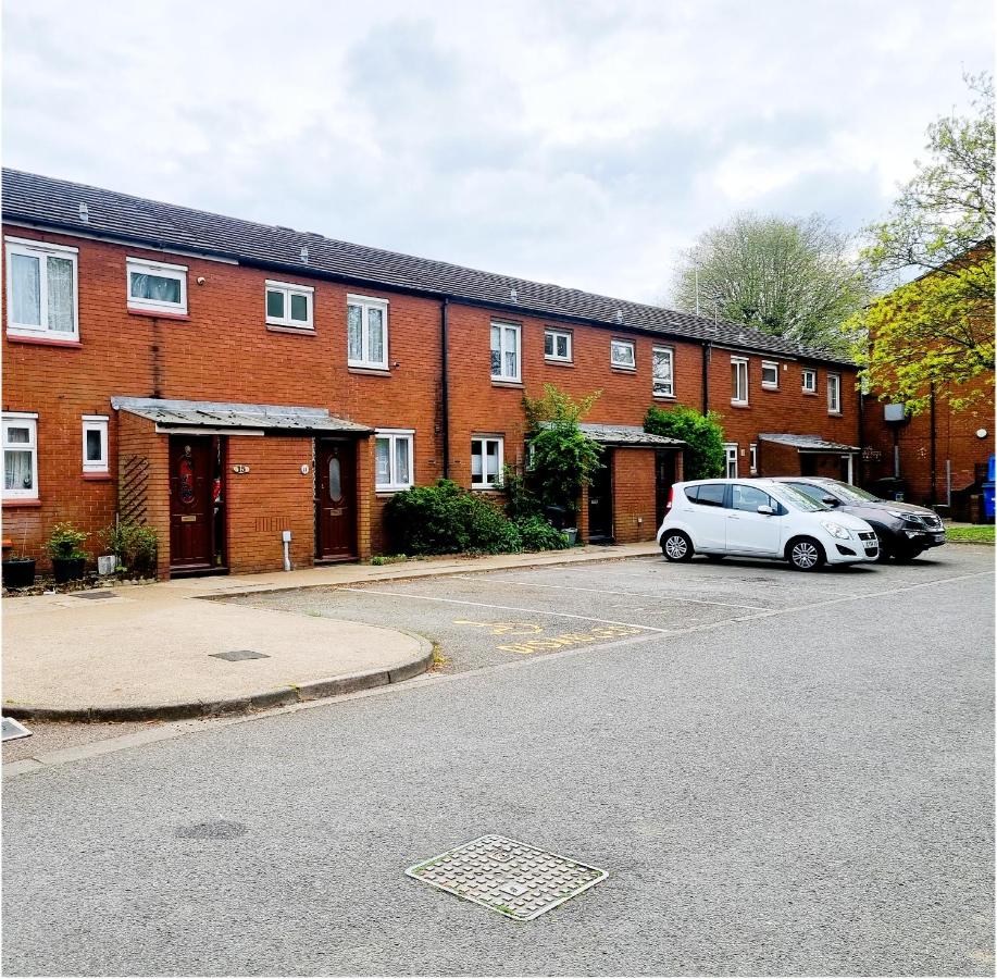 3bed 2bath House-Free Parking-Hi Speed WiFi-Garden-Entire Home-2mins from Train Station - B&B Londra
