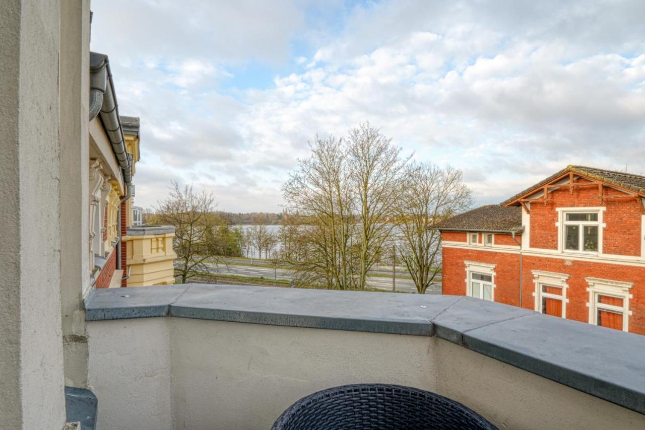 Zuarin Seeblick - Ganzes Apartment direkt am Schlossgarten von Schwerin mit Dschungelfeeling - B&B
