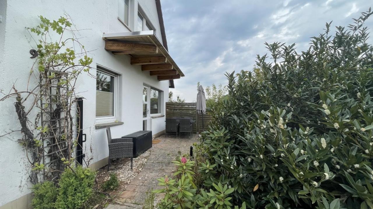 Ferienhaus An der Weinrebe in Bad Hersfeld mit Garten, 2 Bäder, 2 Schlafzimmer & Küche - gratis Parkplätze - Chambres d'hôtes Bad Hersfeld