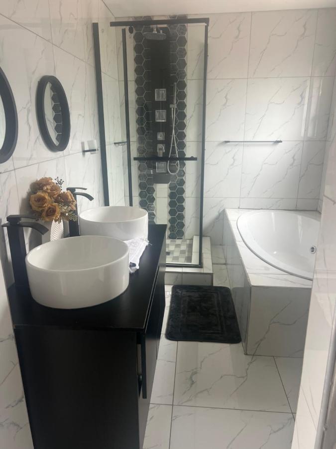 Zimmer mit Kingsize-Bett und Whirlpool