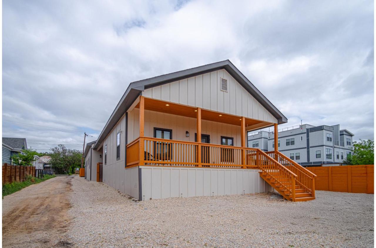 3BR-2BA Cityscape Haven with Panoramic Tower View - B&B San Antonio