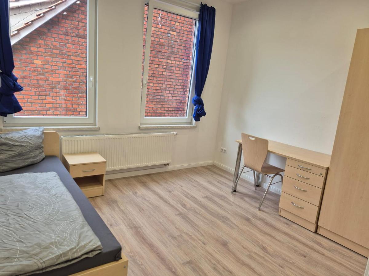 Tweepersoonskamer met 2 Aparte Bedden en Gedeelde Badkamer