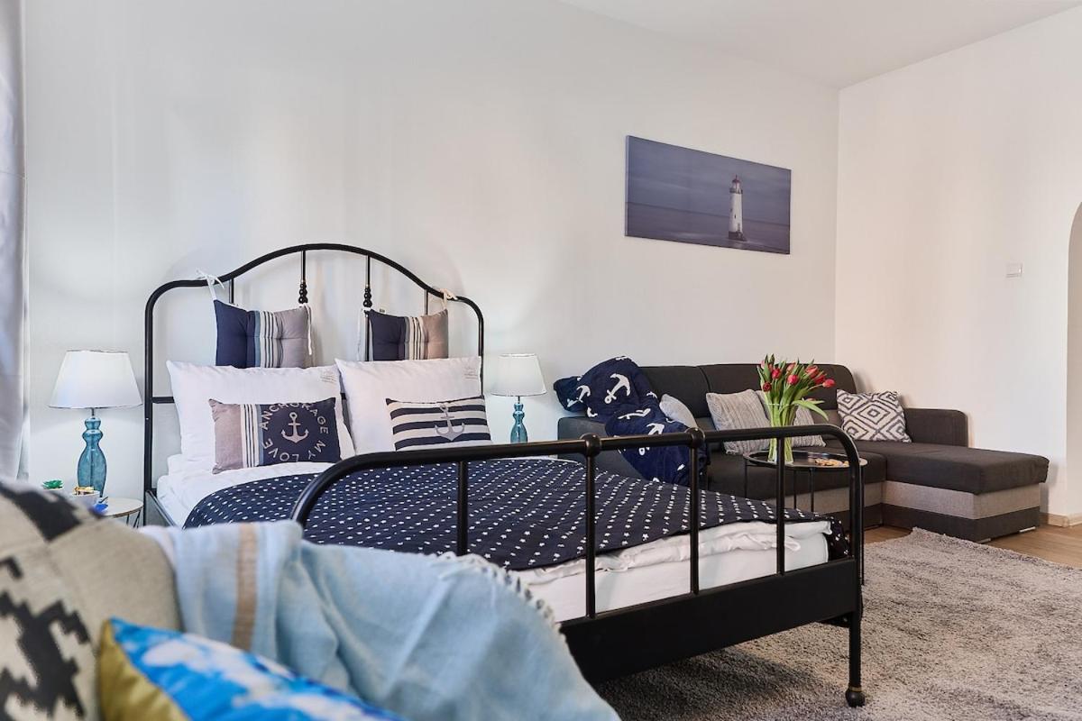 Golden Hour Apartments- Marynarzy 3 - B&B