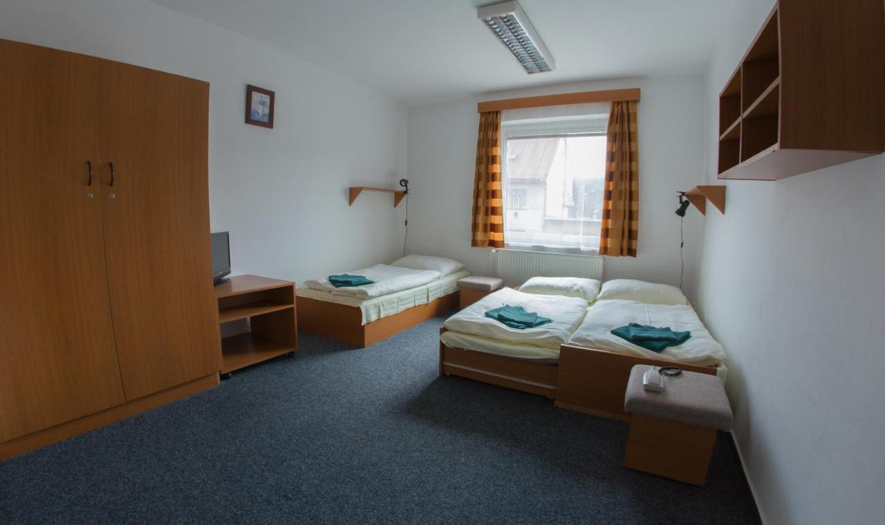 Dreibettzimmer mit Dusche