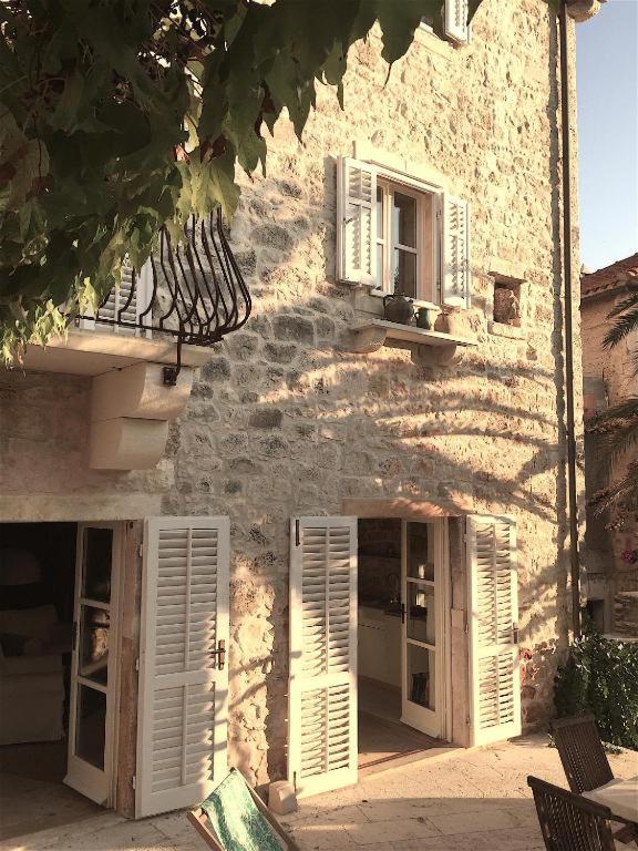 La Belle et la Bete studio - B&B Sutivan