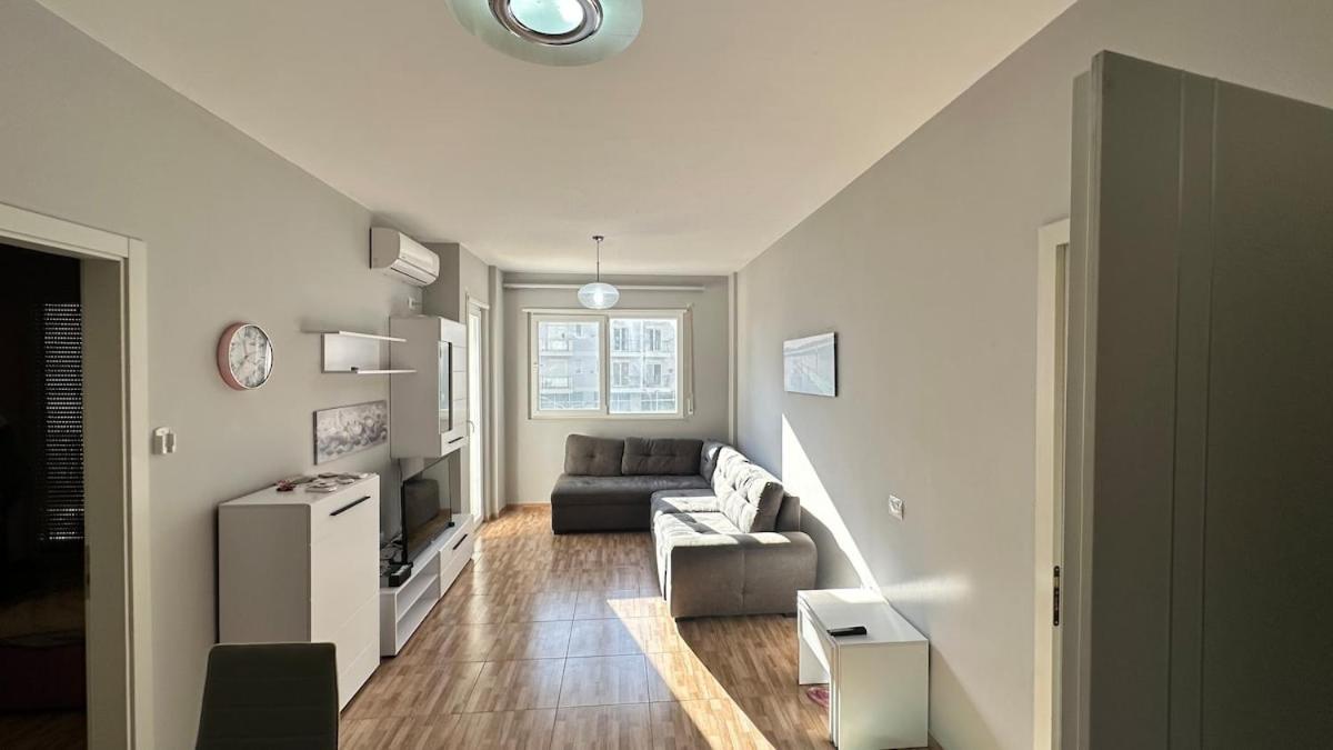 Modern Seaview Apartment in Central Shëngjin - B&B