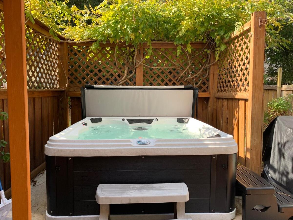 3 Bedroom Cozy Cottage with fenced in backyard and hot tub 4 miles to the beach - B&B Wilmington