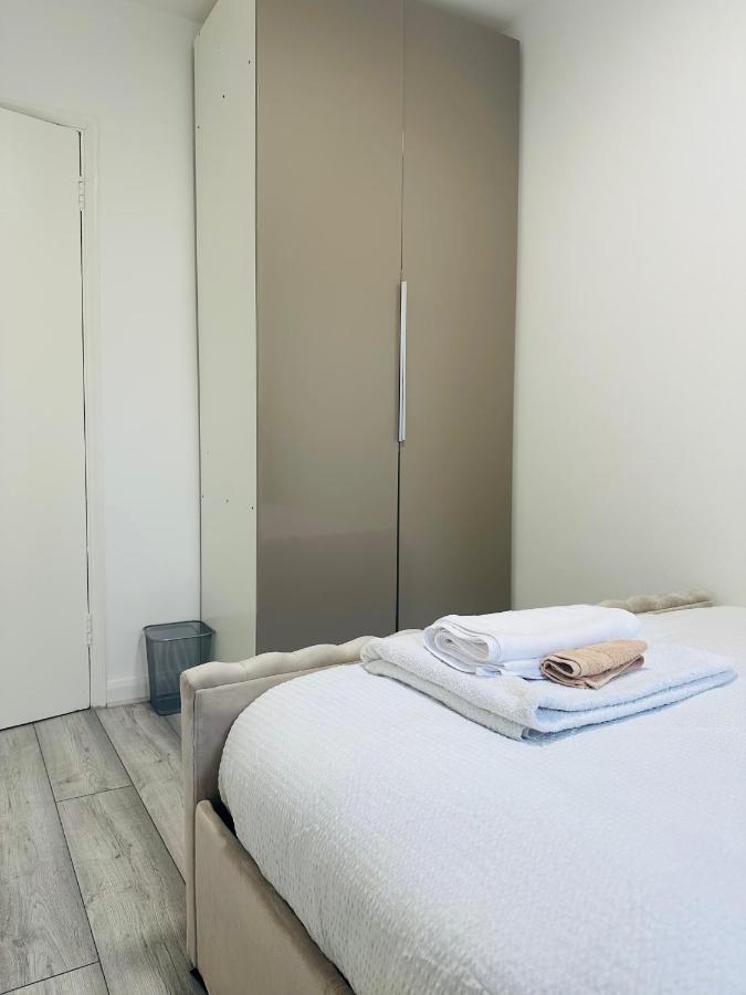 Entire 2-bedroom Flat Close to Hyde Park, Paddington Station, Bayswater and Queensway Station - B&B