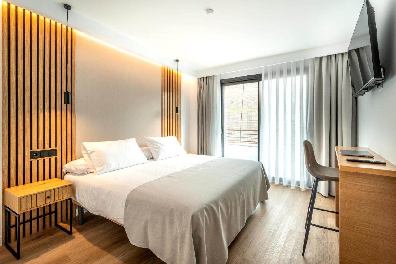 Habitación con cama grande y balcón