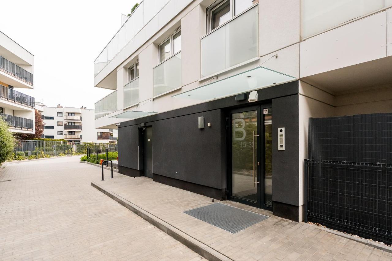 Jacuzzi Haven in Warsaw - Private Terrace & Parking - Ferienwohnung Warschau
