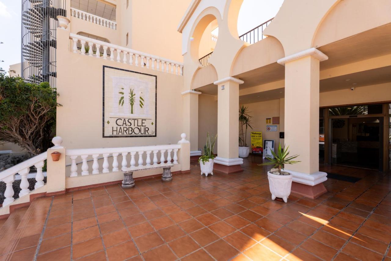 Castle Harbour Apartment with Heated Pool - B&B Los Cristianos