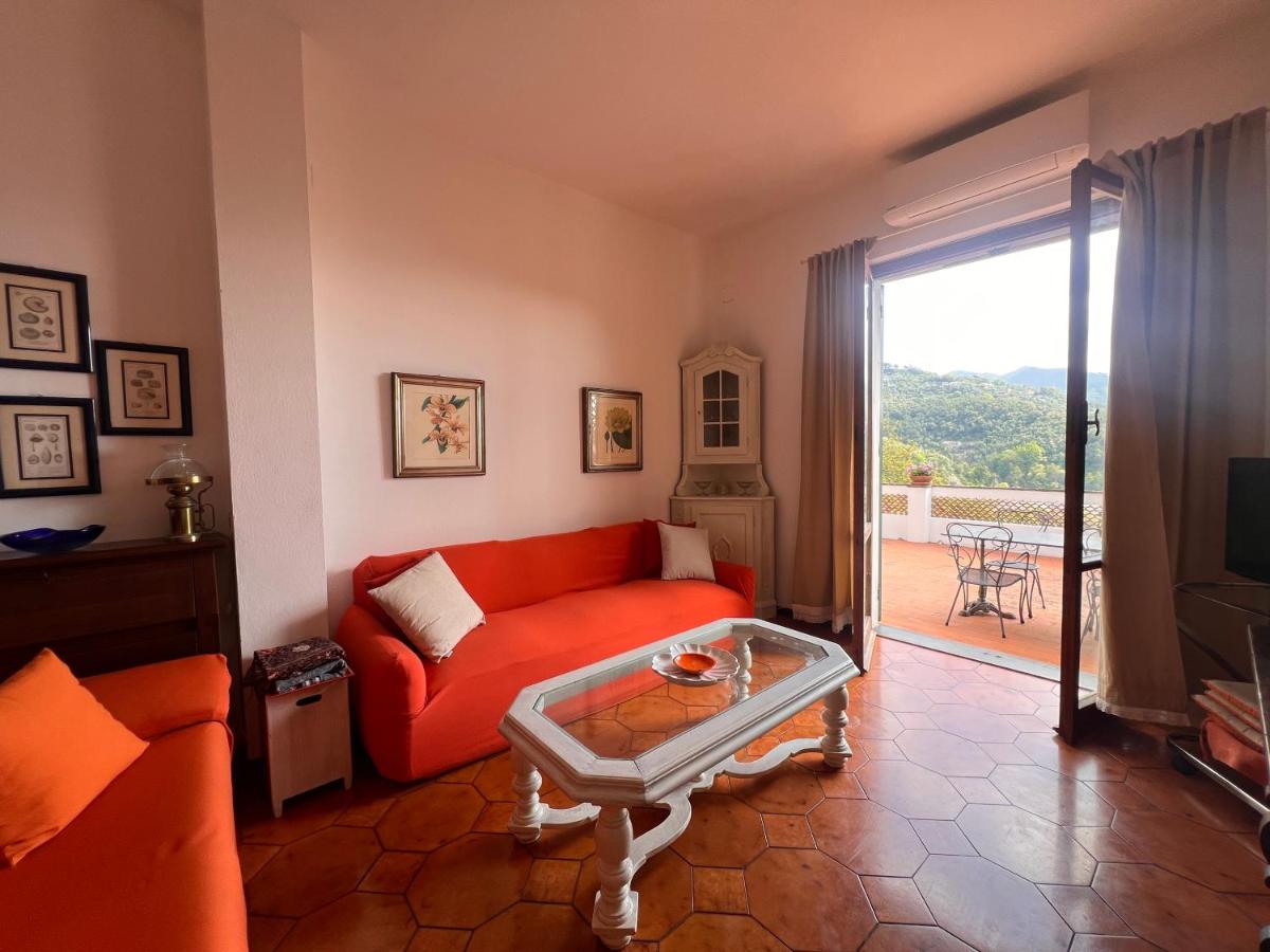 Liguria Sea and Mountains, 80 sqm apartment facing the highway, with free Wi-Fi, parking, and a terrace - B&B