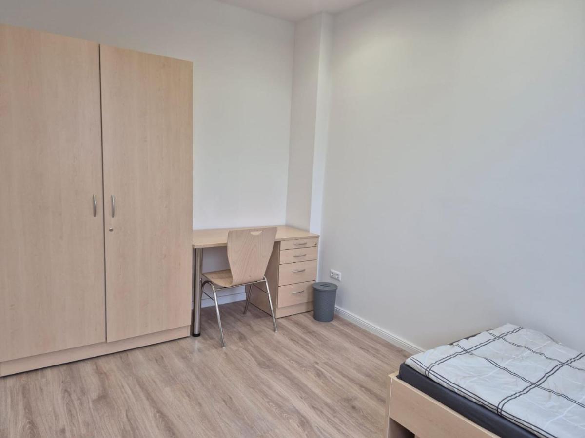 Deze driepersoonskamer heeft een gedeelde badkamer.
